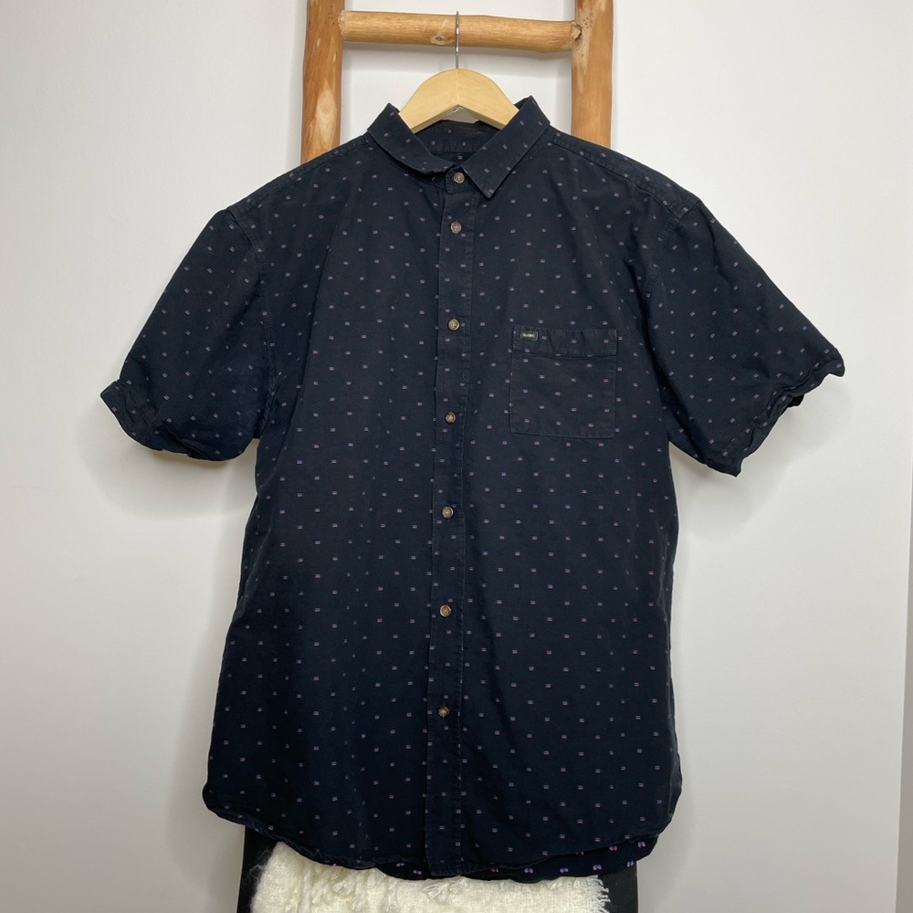 Globe men’s short sleeve button up shirt. Dark navy w/ red & blue lines. Men XL